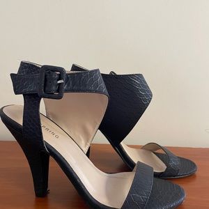 Black pumps